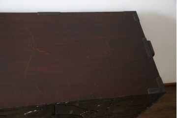 和製アンティーク　庄内地方　酒田　黒漆の深い色味と立派な金具が目を惹く観音開きの時代箪笥(庄内箪笥、収納箪笥、観音箪笥、重ねタンス、引き出し)(R-077202)