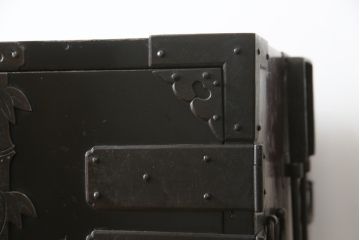 和製アンティーク　庄内地方　酒田　黒漆の深い色味と立派な金具が目を惹く観音開きの時代箪笥(庄内箪笥、収納箪笥、観音箪笥、重ねタンス、引き出し)(R-077202)