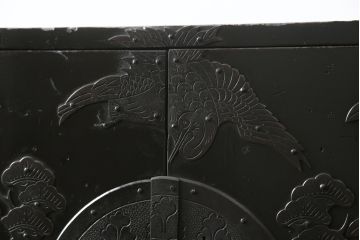 和製アンティーク　庄内地方　酒田　黒漆の深い色味と立派な金具が目を惹く観音開きの時代箪笥(庄内箪笥、収納箪笥、観音箪笥、重ねタンス、引き出し)(R-077202)
