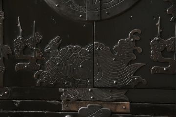 和製アンティーク　庄内地方　酒田　黒漆の深い色味と立派な金具が目を惹く観音開きの時代箪笥(庄内箪笥、収納箪笥、観音箪笥、重ねタンス、引き出し)(R-077202)