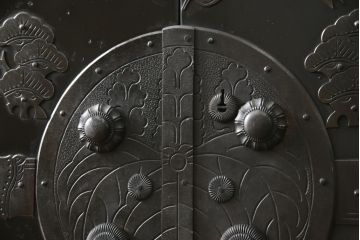 和製アンティーク　庄内地方　酒田　黒漆の深い色味と立派な金具が目を惹く観音開きの時代箪笥(庄内箪笥、収納箪笥、観音箪笥、重ねタンス、引き出し)(R-077202)