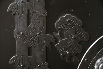 和製アンティーク　庄内地方　酒田　黒漆の深い色味と立派な金具が目を惹く観音開きの時代箪笥(庄内箪笥、収納箪笥、観音箪笥、重ねタンス、引き出し)(R-077202)