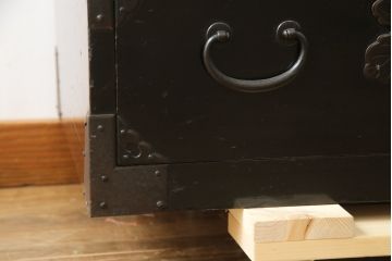 和製アンティーク　庄内地方　酒田　黒漆の深い色味と立派な金具が目を惹く観音開きの時代箪笥(庄内箪笥、収納箪笥、観音箪笥、重ねタンス、引き出し)(R-077202)