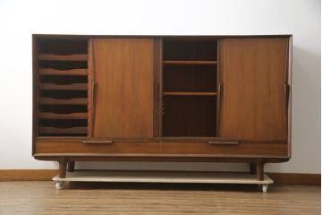 デンマークビンテージ　Omann Jun(オーマン・ジュン)社　ローズウッド　気品ある佇まいが魅力的なサイドボード(脚カット有り)(サイドキャビネット、収納棚、戸棚、リビングボード、ヴィンテージ、北欧)(R-077204)