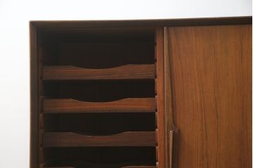 デンマークビンテージ　Omann Jun(オーマン・ジュン)社　ローズウッド　気品ある佇まいが魅力的なサイドボード(脚カット有り)(サイドキャビネット、収納棚、戸棚、リビングボード、ヴィンテージ、北欧)(R-077204)