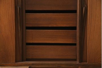 デンマークビンテージ　Omann Jun(オーマン・ジュン)社　ローズウッド　気品ある佇まいが魅力的なサイドボード(脚カット有り)(サイドキャビネット、収納棚、戸棚、リビングボード、ヴィンテージ、北欧)(R-077204)