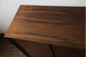 デンマークビンテージ　Omann Jun(オーマン・ジュン)社　ローズウッド　気品ある佇まいが魅力的なサイドボード(脚カット有り)(サイドキャビネット、収納棚、戸棚、リビングボード、ヴィンテージ、北欧)(R-077204)