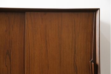 デンマークビンテージ　Omann Jun(オーマン・ジュン)社　ローズウッド　気品ある佇まいが魅力的なサイドボード(脚カット有り)(サイドキャビネット、収納棚、戸棚、リビングボード、ヴィンテージ、北欧)(R-077204)