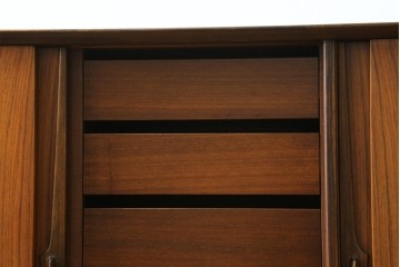 デンマークヴィンテージ　Omann Jun(オーマン・ジュン)社　ローズウッド材　収納力抜群のキャビネット　※脚カット有り　(R-077204)