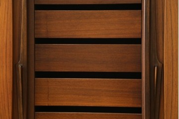 デンマークヴィンテージ　Omann Jun(オーマン・ジュン)社　ローズウッド材　収納力抜群のキャビネット　※脚カット有り　(R-077204)