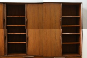 デンマークヴィンテージ　Omann Jun(オーマン・ジュン)社　ローズウッド材　収納力抜群のキャビネット　※脚カット有り　(R-077204)