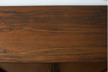 デンマークヴィンテージ　Omann Jun(オーマン・ジュン)社　ローズウッド材　収納力抜群のキャビネット　※脚カット有り　(R-077204)