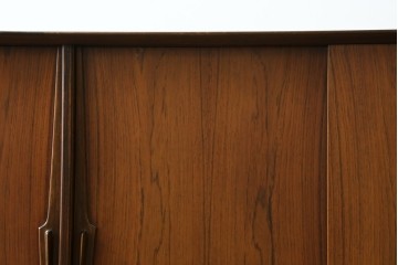 デンマークヴィンテージ　Omann Jun(オーマン・ジュン)社　ローズウッド材　収納力抜群のキャビネット　※脚カット有り　(R-077204)