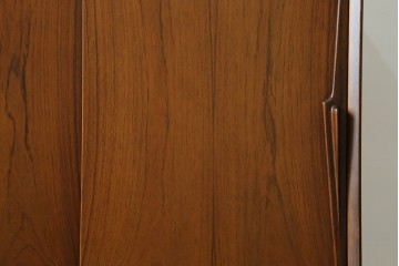 デンマークヴィンテージ　Omann Jun(オーマン・ジュン)社　ローズウッド材　収納力抜群のキャビネット　※脚カット有り　(R-077204)