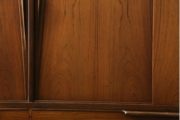 デンマークヴィンテージ　Omann Jun(オーマン・ジュン)社　ローズウッド材　収納力抜群のキャビネット　※脚カット有り　(R-077204)