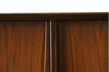デンマークヴィンテージ　Omann Jun(オーマン・ジュン)社　ローズウッド材　収納力抜群のキャビネット　※脚カット有り　(R-077204)