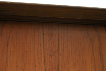 デンマークヴィンテージ　Omann Jun(オーマン・ジュン)社　ローズウッド材　収納力抜群のキャビネット　※脚カット有り　(R-077204)