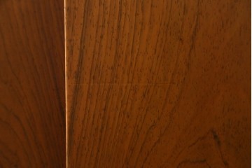 デンマークヴィンテージ　Omann Jun(オーマン・ジュン)社　ローズウッド材　収納力抜群のキャビネット　※脚カット有り　(R-077204)