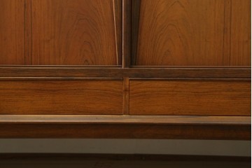 デンマークヴィンテージ　Omann Jun(オーマン・ジュン)社　ローズウッド材　収納力抜群のキャビネット　※脚カット有り　(R-077204)