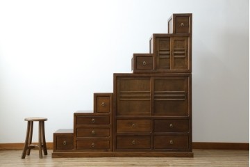 和製ビンテージ　美品　アンティーク調　シンプルなデザインが魅力的な両面使いできる階段箪笥(和箪笥、和タンス、収納箪笥、ヴィンテージ)(R-077205)