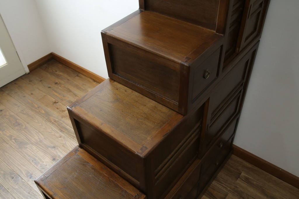 和製ビンテージ　美品　アンティーク調　シンプルなデザインが魅力的な両面使いできる階段箪笥(和箪笥、和タンス、収納箪笥、ヴィンテージ)(R-077205)