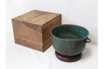 明治期　古銅　雷文　歴史を刻んだ味わいが魅力の古火鉢(手あぶり、手焙、双耳、鉢カバー、銅製、銅器、共箱付き、茶道具)(R-077226)