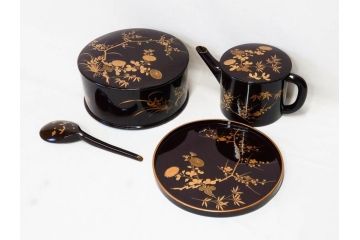 明治〜大正期　輪島塗　沈金蒔絵　木製　菊梅竹菖蒲図　漆塗りの艶やかな風合いが上品なお櫃・湯桶・お盆・しゃもじセット(漆器、漆芸、金彩、和食器)(R-077229)