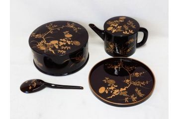 明治〜大正期　輪島塗　沈金蒔絵　木製　菊梅竹菖蒲図　漆塗りの艶やかな風合いが上品なお櫃・湯桶・お盆・しゃもじセット(漆器、漆芸、金彩、和食器)(R-077229)
