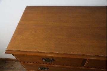中古　美品　横浜クラシック家具　ダニエル(daniel)　アーリーアメリカンシリーズ　A-103　エレガントな意匠が素敵な整理タンス(チェスト、引き出し、洋服タンス)(R-077248)