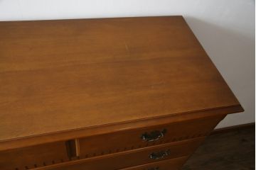 中古　美品　横浜クラシック家具　ダニエル(daniel)　アーリーアメリカンシリーズ　A-103　エレガントな意匠が素敵な整理タンス(チェスト、引き出し、洋服タンス)(R-077248)