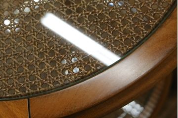 中古　美品　イタリア高級家具　メデア(Medea)　品のある佇まいが美しいガラストップサイドテーブル(コーヒーテーブル、ラウンドテーブル、花台、飾り台)(R-077249)