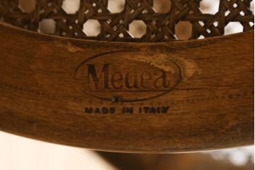 中古　美品　イタリア高級家具　メデア(Medea)　品のある佇まいが美しいガラストップサイドテーブル(コーヒーテーブル、ラウンドテーブル、花台、飾り台)(R-077249)