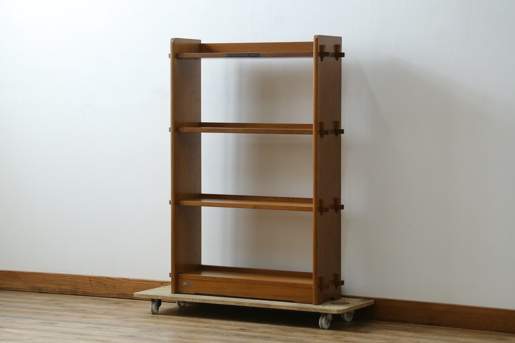 和製アンティーク　大丸　ラワン材　レトロな雰囲気漂う楔(くさび)式本棚　(R-077252)