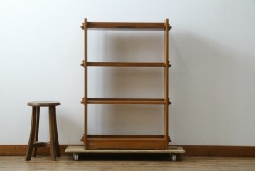 和製アンティーク　大丸　ラワン材　レトロな雰囲気漂う楔(くさび)式本棚　(R-077252)