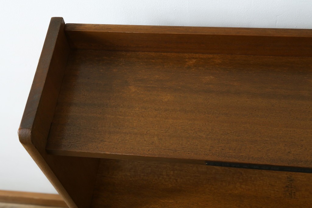 和製アンティーク　大丸　ラワン材　レトロな雰囲気漂う楔(くさび)式本棚　(R-077252)