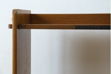 和製アンティーク　大丸　ラワン材　レトロな雰囲気漂う楔(くさび)式本棚　(R-077252)