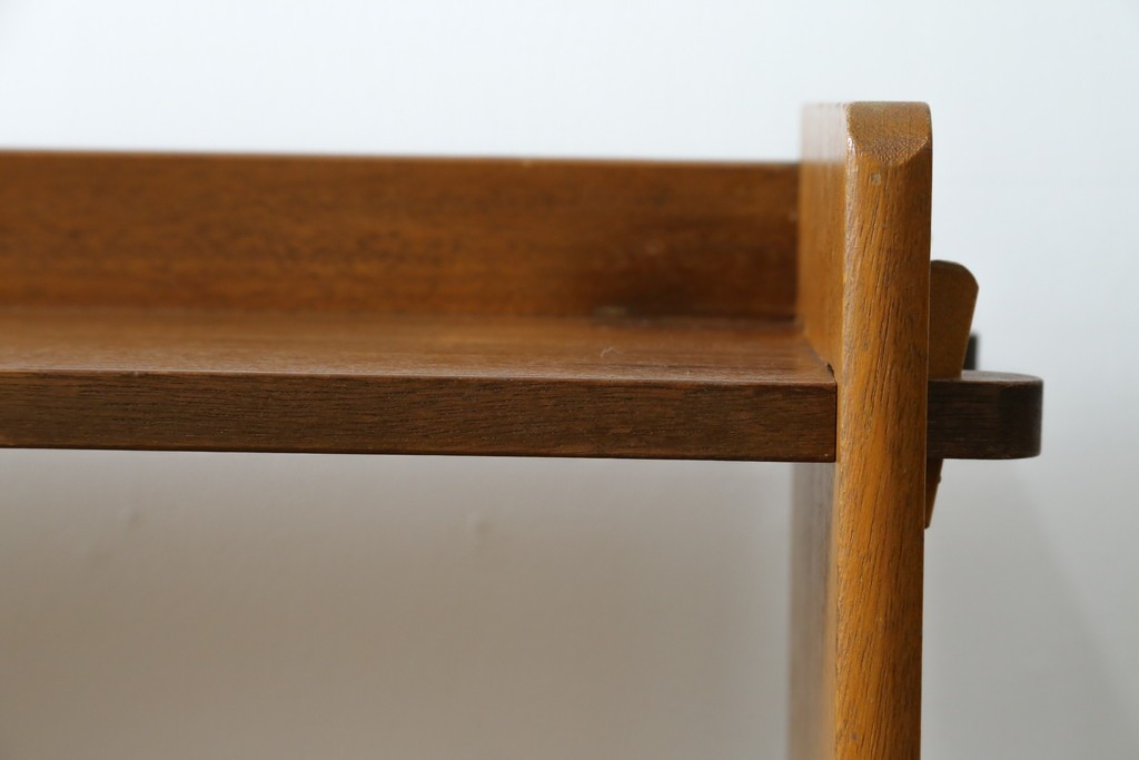 和製アンティーク　大丸　ラワン材　レトロな雰囲気漂う楔(くさび)式本棚　(R-077252)