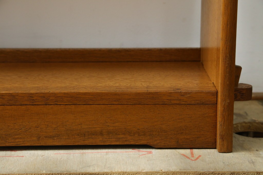 和製アンティーク　大丸　ラワン材　レトロな雰囲気漂う楔(くさび)式本棚　(R-077252)