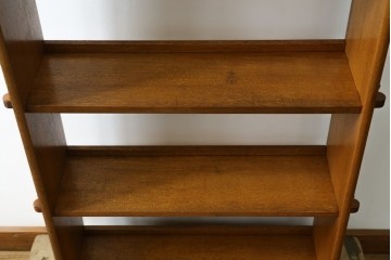 和製アンティーク　大丸　ラワン材　レトロな雰囲気漂う楔(くさび)式本棚　(R-077252)