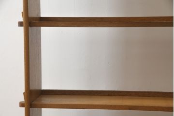 和製アンティーク　大丸　ラワン材　レトロな雰囲気漂う楔(くさび)式本棚(ブックシェルフ、オープンラック、収納棚、飾り棚)(R-077252)