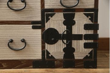 和製ビンテージ　東京桐箪笥　特注!!　高級品　専門店にて再生済み　桐材　桑材　上品な和の雰囲気漂う重ね桐箪笥(桐タンス、和箪笥、収納箪笥、衣裳箪笥、引き出し、ヴィンテージ)(R-077255)