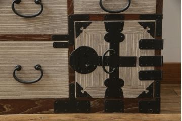 和製ビンテージ　東京桐箪笥　特注!!　高級品　専門店にて再生済み　桐材　桑材　上品な和の雰囲気漂う桐箪笥サイドチェスト(桐タンス、和箪笥、収納箪笥、衣裳箪笥、引き出し、ヴィンテージ)(R-077259)