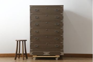 中古　美品　老舗　桐屋田中　落ち着いた和の雰囲気漂う金具付きの民芸調総桐箪笥(チェスト、総桐たんす、和タンス、衣装箪笥、引き出し)(R-077260)