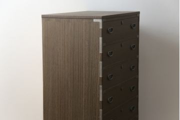 中古　美品　老舗　桐屋田中　落ち着いた和の雰囲気漂う金具付きの民芸調総桐箪笥(チェスト、総桐たんす、和タンス、衣装箪笥、引き出し)(R-077260)