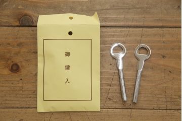 中古　美品　老舗　桐屋田中　落ち着いた和の雰囲気漂う金具付きの民芸調総桐箪笥(チェスト、総桐たんす、和タンス、衣装箪笥、引き出し)(R-077260)