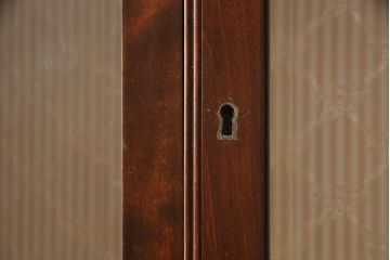 イギリスビンテージ　美しいシルエットの象嵌入りビューローブックケース(本箱、キャビネット、収納棚、戸棚、飾り棚、ワークデスク、在宅用、在宅ワーク用、英国、ヴィンテージ)(R-077274)