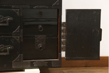 和製アンティーク　金具の立派な黒漆塗りの五丁引き庄内箪笥(時代箪笥、衣装箪笥、収納たんす、引き出し、整理タンス)(R-077276)