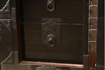 和製アンティーク　金具の立派な黒漆塗りの五丁引き庄内箪笥(時代箪笥、衣装箪笥、収納たんす、引き出し、整理タンス)(R-077276)