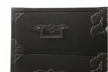 和製アンティーク　金具の立派な黒漆塗りの五丁引き庄内箪笥(時代箪笥、衣装箪笥、収納たんす、引き出し、整理タンス)(R-077276)