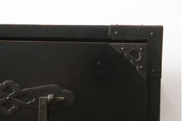 和製アンティーク　金具の立派な黒漆塗りの五丁引き庄内箪笥(時代箪笥、衣装箪笥、収納たんす、引き出し、整理タンス)(R-077276)